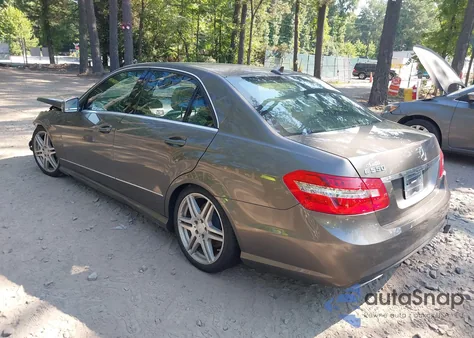 2010 Mercedes-Benz E 550 z USA, uszkodzony, nr VIN WDDHF7CB3AA104247